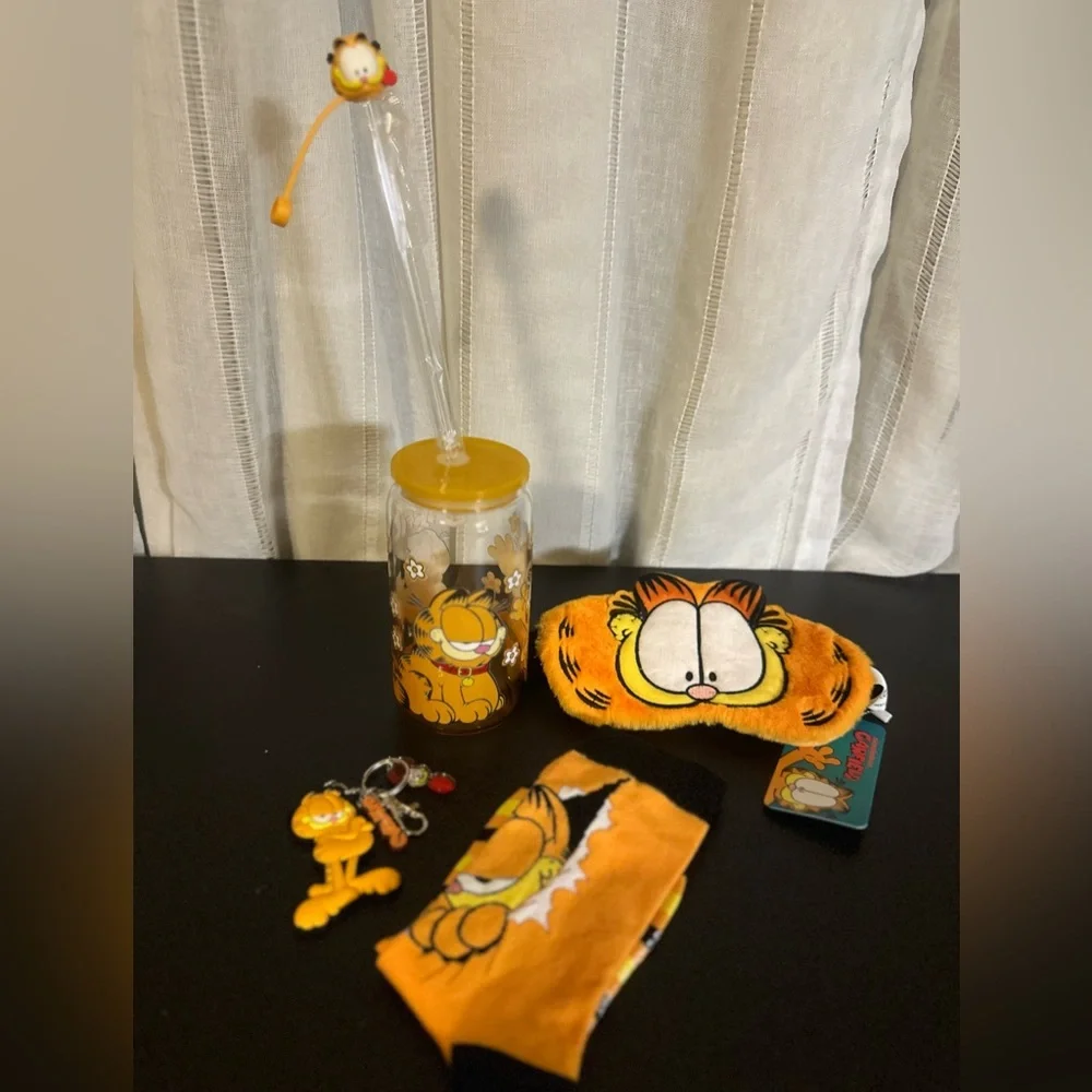 Garfield Themed Gift Set with cup and straw, key chain, Socks and Eye Mask - Picture 2 of 12